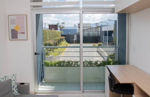 Cinco Esquinas Apartamento | Modern apartment in condominium with pool