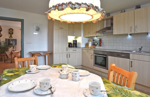 Steingaden Apartamento | Modern Apartment in Lindegg with Balcony