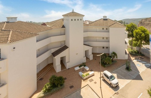 Puerto de la Duquesa Casa | Atractivo apartamento en Manilva con piscina comunitaria, a 5minutos de la Playa