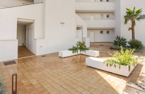 Puerto de la Duquesa Casa | Atractivo apartamento en Manilva con piscina comunitaria, a 5minutos de la Playa