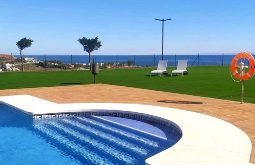 Puerto de la Duquesa Casa | Atractivo apartamento en Manilva con piscina comunitaria, a 5minutos de la Playa