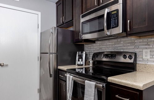 Lewis Center Apartamento | Modern Apartment in Prime Location (ID7750X07)