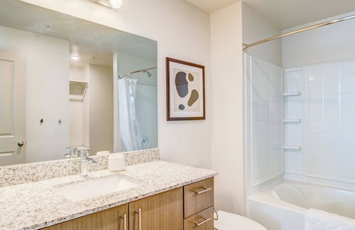 Herriman Apartamento | Modern Apartment in Prime Location (ID4854X37)