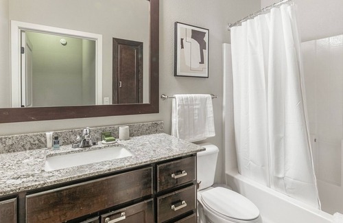Minnetonka Apartamento | Modern Apartment in Prime Location (ID4080X59)