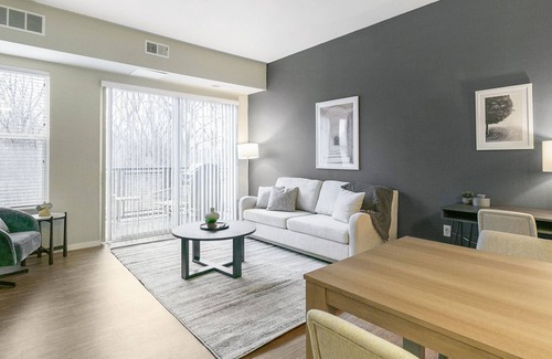 Minnetonka Apartamento | Modern Apartment in Prime Location (ID4080X59)