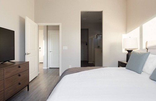 Estrella Village Apartamento | Modern Apartment in Prime Location (ID8264X85)