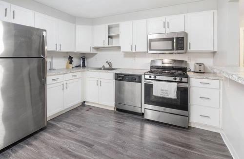 Avon Apartamento | Modern Apartment in Prime Location (ID7450X1)