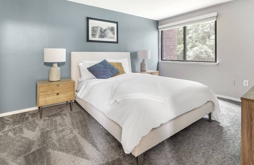 Avon Apartamento | Modern Apartment in Prime Location (ID7450X1)