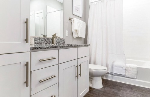 Chapel Hill Apartamento | Modern Apartment in Prime Location (ID8112X15)