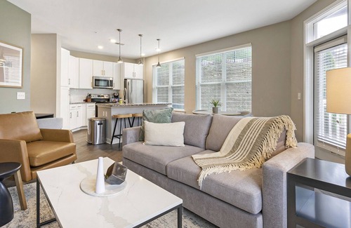 Chapel Hill Apartamento | Modern Apartment in Prime Location (ID8082X78)