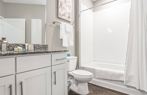 Chapel Hill Apartamento | Modern Apartment in Prime Location (ID8082X78)