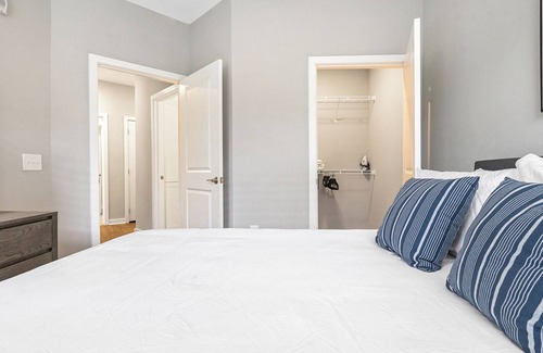 Chapel Hill Apartamento | Modern Apartment in Prime Location (ID8082X78)