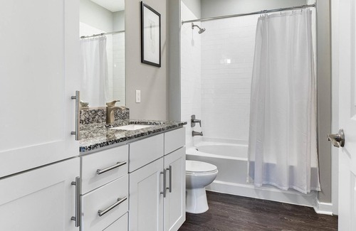 Chapel Hill Apartamento | Modern Apartment in Prime Location (ID1286X424)