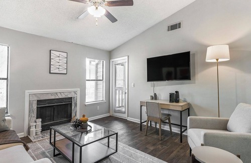 New Irving Park Apartamento | Modern Apartment in Prime Location (ID9063X29)