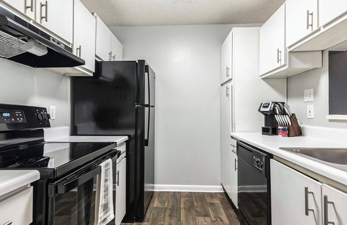 New Irving Park Apartamento | Modern Apartment in Prime Location (ID9063X29)