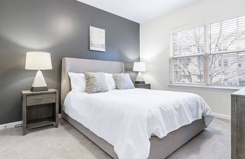 Greensboro Apartamento | Modern Apartment in Prime Location (ID9150X02)