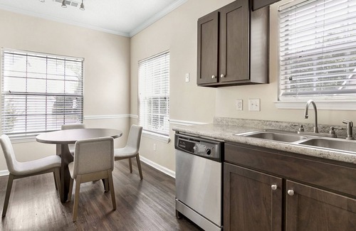 Jamestown Apartamento | Modern Apartment in Prime Location (ID1165X915)
