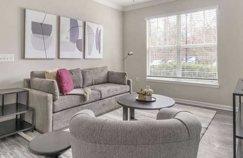 Raleigh Apartamento | Modern Apartment in Prime Location (ID1210X206)