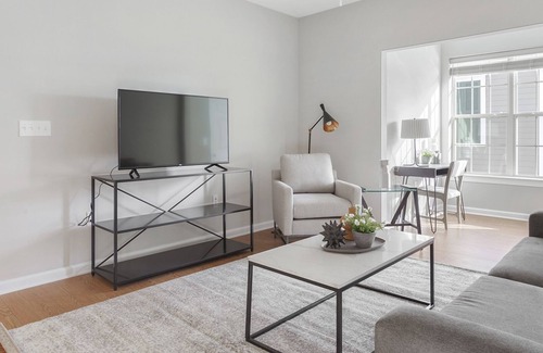 Midlothian Apartamento | Modern Apartment in Prime Location (ID1249X738)