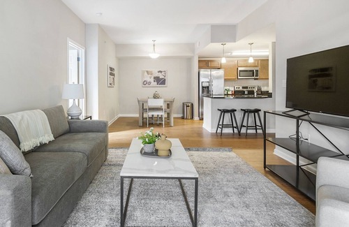 Midlothian Apartamento | Modern Apartment in Prime Location (ID1249X738)