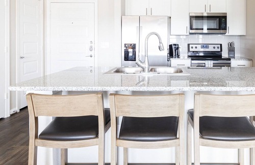 Stone Oak Apartamento | Modern Apartment in Prime Location (ID6031X46)