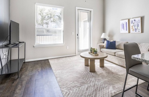 Stone Oak Apartamento | Modern Apartment in Prime Location (ID8966X34)