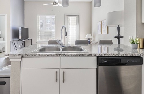 Stone Oak Apartamento | Modern Apartment in Prime Location (ID8966X34)