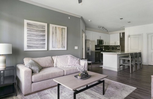 Short Pump Apartamento | Modern Apartment in Prime Location (ID6167X30)
