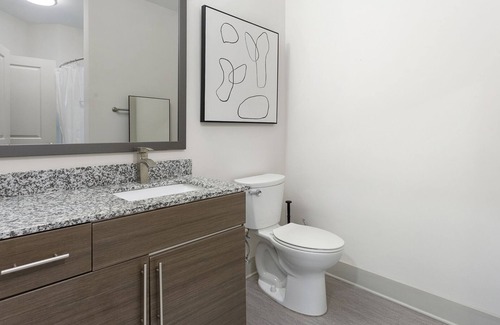 Short Pump Apartamento | Modern Apartment in Prime Location (ID5286X10)