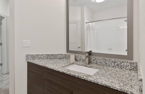 Short Pump Apartamento | Modern Apartment in Prime Location (ID4420X29)