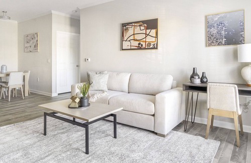 Wake Forest Apartamento | Modern Apartment in Prime Location (ID8109X75)
