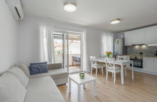 Brulo Apartamento | Modern apartment Luka Premium for 4 persons in Porec, only 700 m from the beach