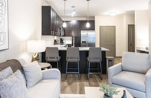 Charleston Apartamento | Modern Apartment in Prime Location (ID8411X14)