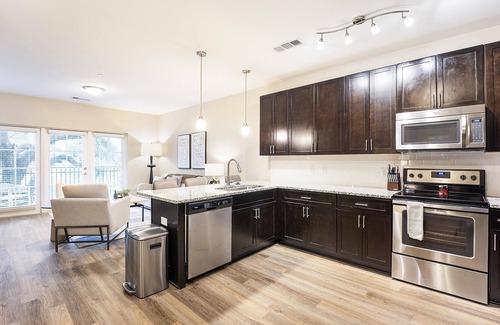 Charleston Apartamento | Modern Apartment in Prime Location (ID8411X14)