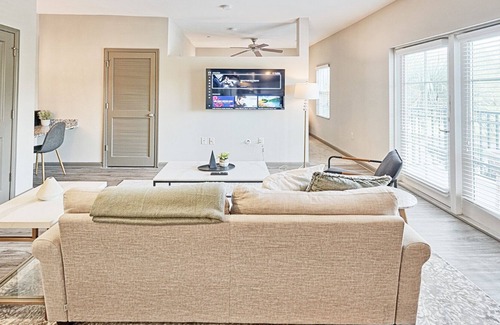 Charleston Apartamento | Modern Apartment in Prime Location (ID8476X21)