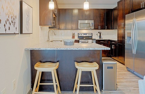 Charleston Apartamento | Modern Apartment in Prime Location (ID8476X21)
