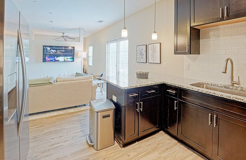 Charleston Apartamento | Modern Apartment in Prime Location (ID8476X21)