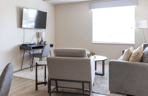 Overland Park Apartamento | Modern Apartment in Prime Location (ID9271X34)