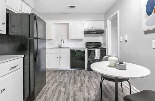 Winston - Salem Apartamento | Modern Apartment in Prime Location (ID1221X009)