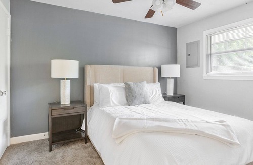 Winston - Salem Apartamento | Modern Apartment in Prime Location (ID1221X009)