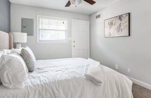 Winston - Salem Apartamento | Modern Apartment in Prime Location (ID1221X009)