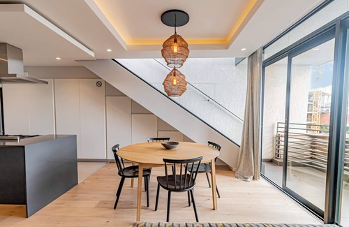 Three Anchor Bay Apartamento | Modern Apartment w/Rooftop Deck (Scholtz Penthouse)
