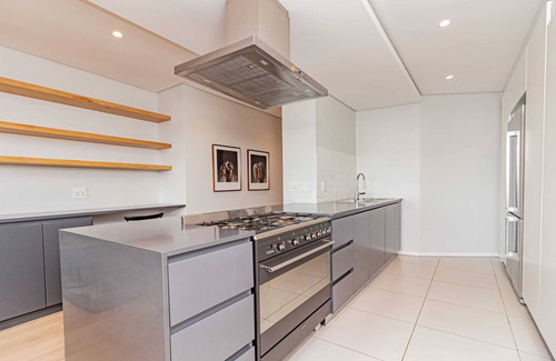 Three Anchor Bay Apartamento | Modern Apartment w/Rooftop Deck (Scholtz Penthouse)