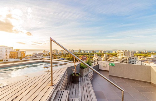 Three Anchor Bay Apartamento | Modern Apartment w/Rooftop Deck (Scholtz Penthouse)
