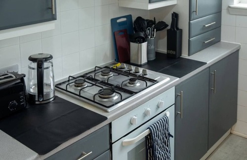 Motherwell Apartamento | Modern Apartment with Dining, Workspace & Cooking