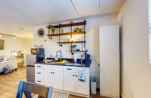 Winter Park Apartamento | Modern apartment with enclosed yard, central AC, & kitchenette - dog-friendly
