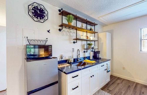 Winter Park Apartamento | Modern apartment with enclosed yard, central AC, & kitchenette - dog-friendly