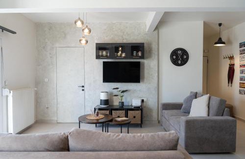 Vardaris Apartamento | Modern Apartment with Large Balcony & City Views Central Thessaloniki