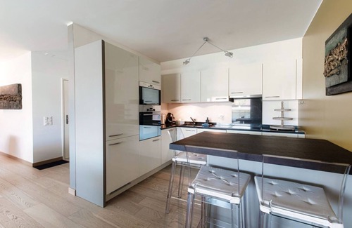 Paradiso Apartamento | Moderno apartamento con terraza cerca de Lugano (Sandi Luxury Apartment)