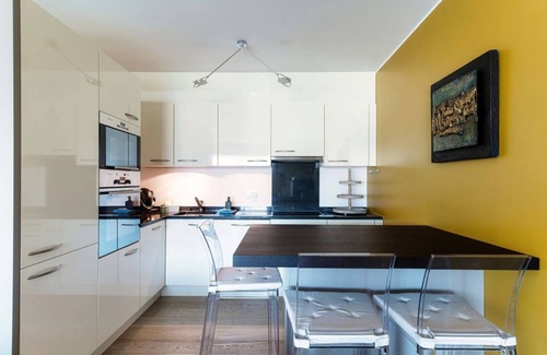 Paradiso Apartamento | Moderno apartamento con terraza cerca de Lugano (Sandi Luxury Apartment)